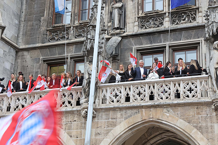 Oberb&uuml;rgermeister Dieter Reiter und Sportb&uuml;rgermeisterin Verena Dietl haben die FC Bayern Fu&szlig;ballerinnen im Rathaus empfangen und ihnen zur Deutschen Meisterschaft gratuliert (Foto: Michael Nagy/Presseamt)